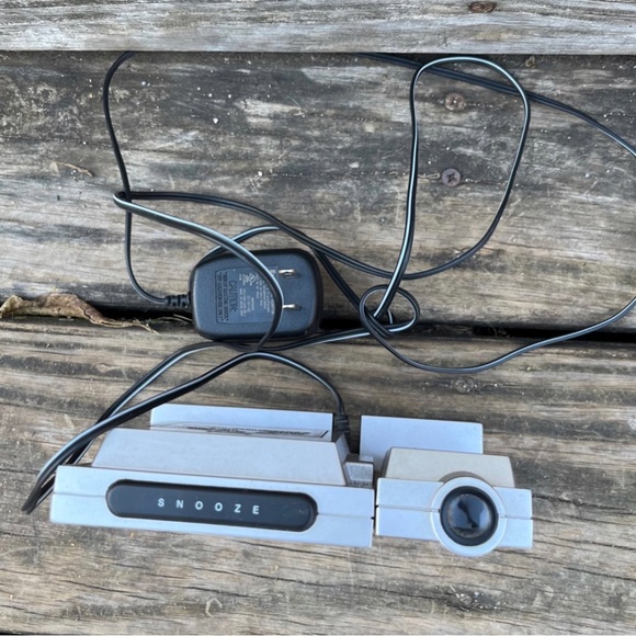 LA CROSSE TECHNOLOGY PROJECTING ALARM CLOCK - Picture 8 of 8